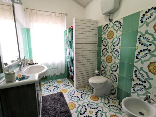 ポルト・ピノにあるVilla Sandraのバスルーム(洗面台、トイレ付)