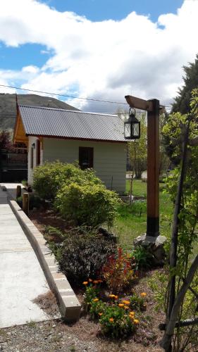 Un jardín fuera de Cabañas Pyracantha