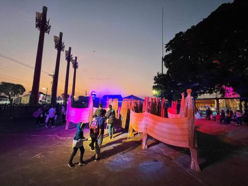 un gruppo di persone che camminano intorno a un parco giochi di Sigang Vacation Homestay a Xigang