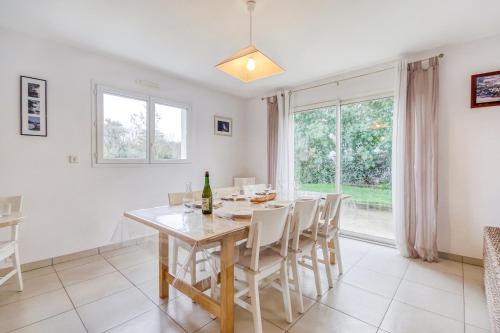 une salle à manger avec une table et des chaises dans l'établissement Iroise, à Lamballe