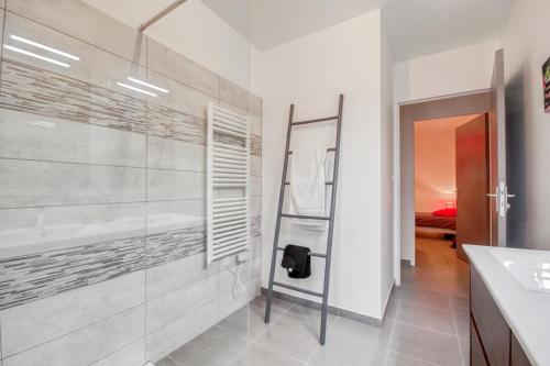 Ένα μπάνιο στο La Coralienne