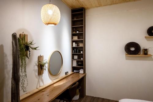a dressing room with a mirror and a dressing table at 唯識禪居-訂房後需聯繫轉帳 in Tainan