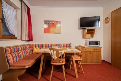 un salon avec une table et un canapé dans l'établissement Landhaus Sailer, à Kappl
