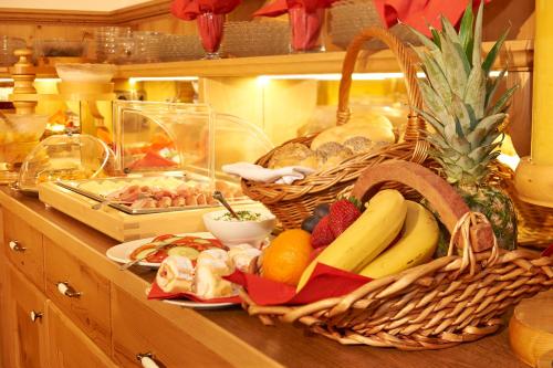 a counter with a bunch of fruits and vegetables at Frühstückspension Klinglhub in Flachau