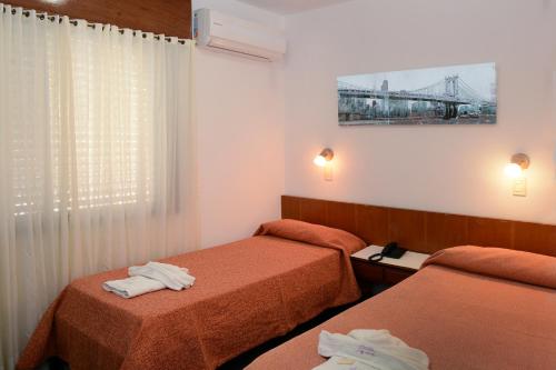 een hotelkamer met 2 bedden en een brug bij Florida Hotel & Spa in Villa Carlos Paz