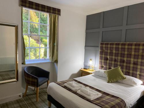 Säng eller sängar i ett rum på Royal Dunkeld Hotel