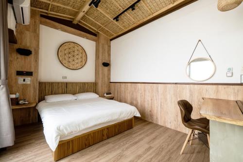 a bedroom with a bed and a desk at 唯識禪居-訂房後需聯繫轉帳 in Tainan
