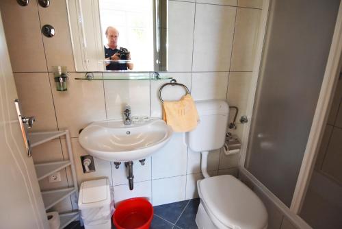 ポドゥゴラにあるVilla NADA 1のトイレと洗面台付きの浴室を撮影した男