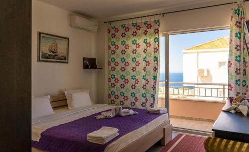 1 dormitorio con 1 cama y vistas al océano en Apartment Una, en Cavtat