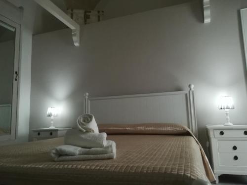 een slaapkamer met een bed met handdoeken erop bij B&B Il RE in Castellaneta