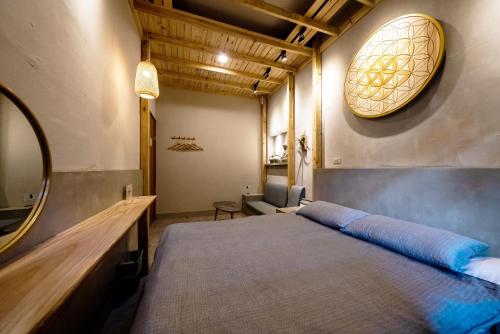 a bedroom with a bed and a mirror on the wall at 唯識禪居-訂房後需聯繫轉帳 in Tainan
