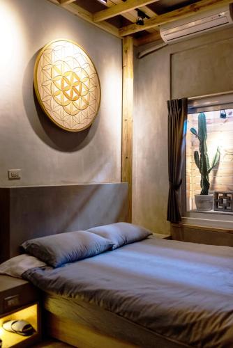 a bedroom with a bed with a lamp and a window at 唯識禪居-訂房後需聯繫轉帳 in Tainan