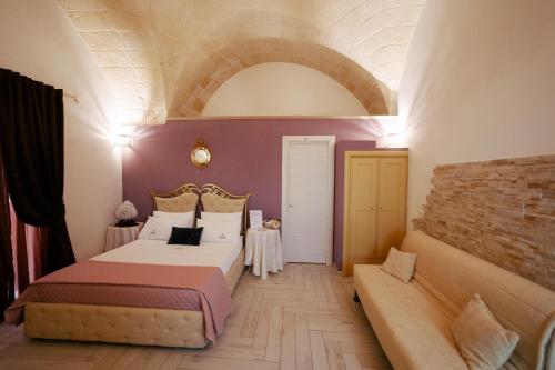 1 Schlafzimmer mit 2 Betten und einem Sofa in der Unterkunft Magnolia in Grottaglie