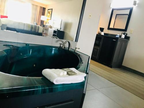 Кровать или кровати в номере Country Inn & Suites by Radisson, Warner Robins, GA