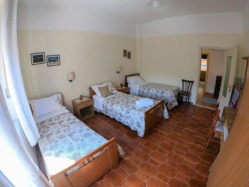 niewielka sypialnia z 2 łóżkami i stołem w obiekcie Casa A&M w mieście Onifai
