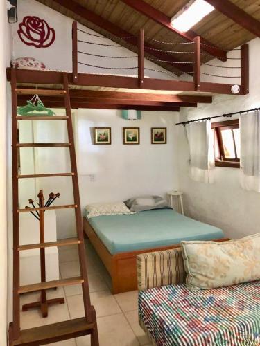 a bedroom with two bunk beds and a couch at Casa Mico Leão Dourado in Bombinhas