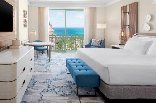 Una habitación de hotel con una cama y vista al océano. en The Royal at Atlantis, en Nassau