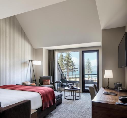 Llit o llits en una habitació de Edgewood Tahoe Resort