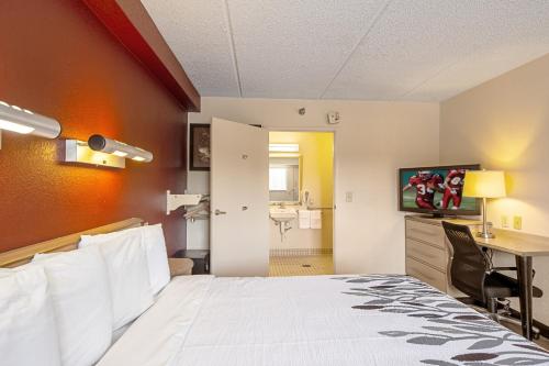 Кровать или кровати в номере Red Roof Inn Albany Airport