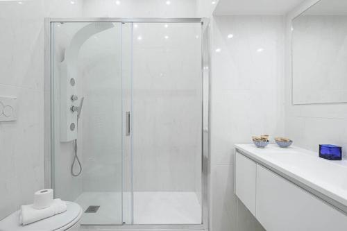 bagno bianco con doccia e servizi igienici di Design Suite Trevi Fountain a Roma