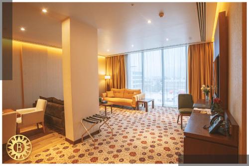 Bilitom Hotel في بغداد: غرفة في الفندق مع أريكة وغرفة معيشة