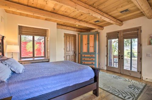 Säng eller sängar i ett rum på Luxe Adobe Retreat with Mountain and Golf Course Views