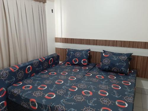 1 cama con edredón y almohadas azules en DIROMA ANDRIAN - Lacqua II, en Caldas Novas