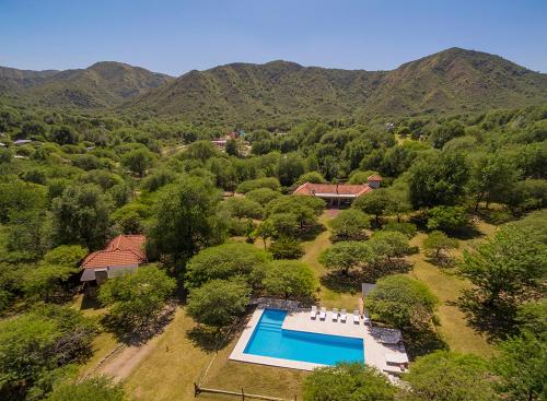 Výhľad na bazén v ubytovaní Casas de Campo Henin Ecovilla & recreación infantil alebo v jeho blízkosti