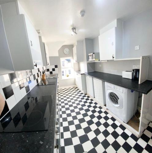 Кухня или мини-кухня в Cloud9 Guest House - by Coastline Retreats - Newly Renovated, Beautiful Ensuite Rooms Near Seafront in Town Centre, Netflix, SuperFast WiFi, Communal Kitchen
