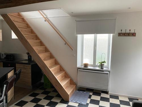 uma escada numa cozinha com uma janela em cottage Philippe et Valérie em Silly-en-Gouffern