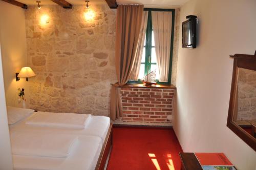 mały pokój z 2 łóżkami i oknem w obiekcie Hotel Carpymore w Biogradzie na Moru