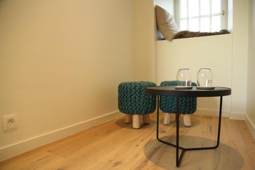 a table and two chairs in a room at B&B Leonie in Alveringem