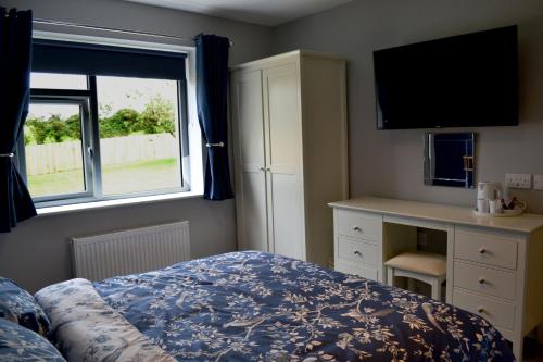 1 dormitorio con cama y ventana en Béal na Banna, en Coleraine