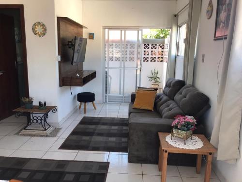 sala de estar con sofá y mesa en Apartamento Proximo Ao Mar, en Florianópolis