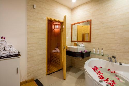 Ένα μπάνιο στο TTC Hotel Michelia