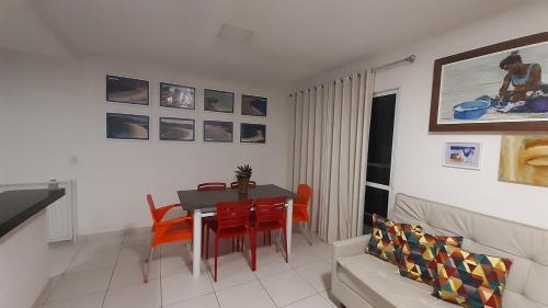 sala de estar con mesa de comedor y sillas en Ótimo Apartamento 306, Arraial do Cabo, RJ, Brasil, en Arraial do Cabo