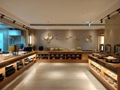 una grande stanza con aasteryasteryasteryasteryasteryasteryasteryasteryasteryasteryasteryastery di Gamalan FL Spring Hotel a Jiaoxi