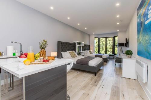 a kitchen and living room with a bed in a room at Lofts du Parc LaHaie in Montréal