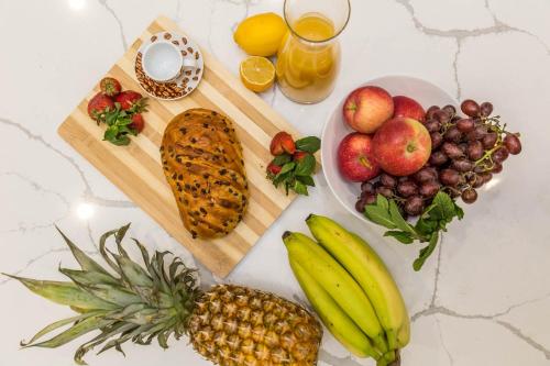 a table with fruits and vegetables and a plate of fruit at Lofts du Parc LaHaie in Montréal