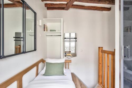 une chambre avec un banc et un miroir dans l'établissement Charming Duplex Studio in the heart of Paris, à Paris