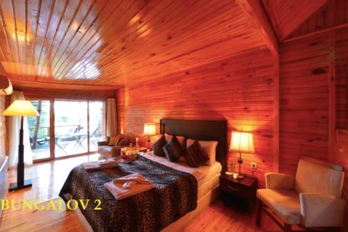 Postel nebo postele na pokoji v ubytování Treetops Park Hotel