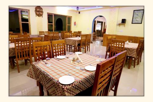 Restaurant o un lloc per menjar a The Ranikhet Continental