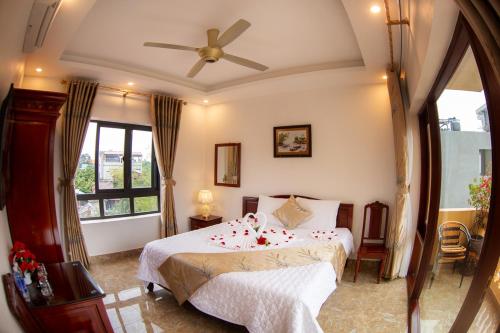 a bedroom with a bed and a ceiling fan at Lys Homestay in Ninh Binh