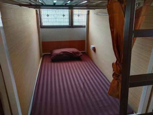 um pequeno quarto com uma cama no chão em Punsuk em Khon Kaen