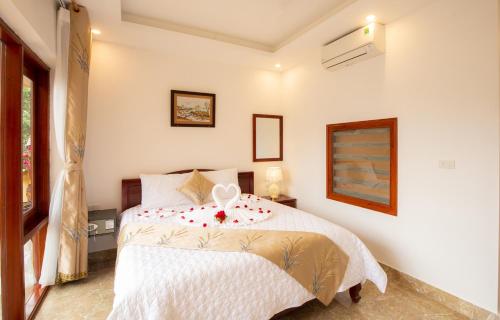 a bedroom with a bed with flowers on it at Lys Homestay in Ninh Binh