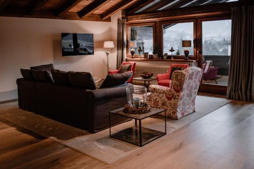 una sala de estar con un sofá y dos sillas en RÉSIdence Reith Kitzbühel, en Kitzbühel