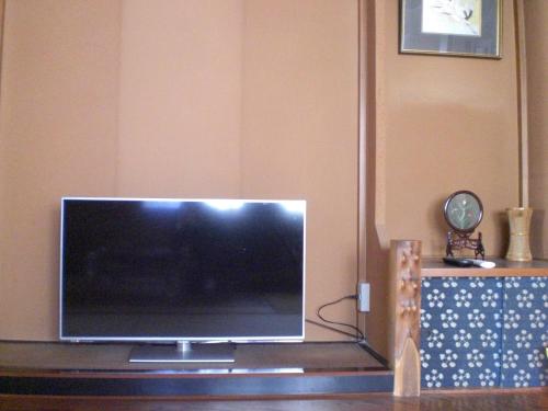 a flat screen tv sitting on top of a table at Marina bay Numazu マリーナベイ沼津 BBQ可 in Numazu
