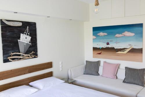 托羅尼的住宿－KaitiapARTments，一间卧室配有床、沙发和绘画