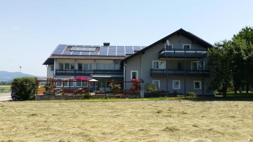 a house with solar panels on the roof at Chambtaler Hof in Runding