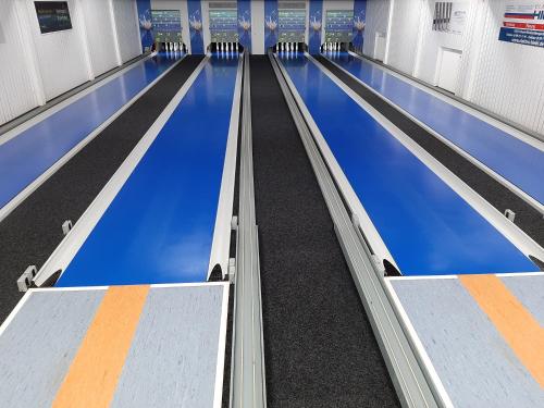 a row of blue lanes in a swimming pool at Chambtaler Hof in Runding